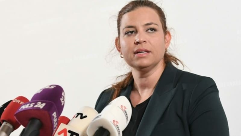 Die Fraktionsführerin der Grünen, Nina Tomaselli (Bild: APA/HELMUT FOHRINGER)