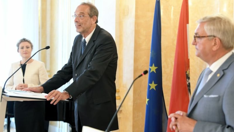 Frauenministerin Susanne Raab, Bildungsminister Heinz Faßmann (Mitte) und Gemeindebund-Präsident Alfred Riedl im Rahmen der Pressekonferenz zum Thema „Sommerschulen“ (Bild: APA/Roland Schlager)