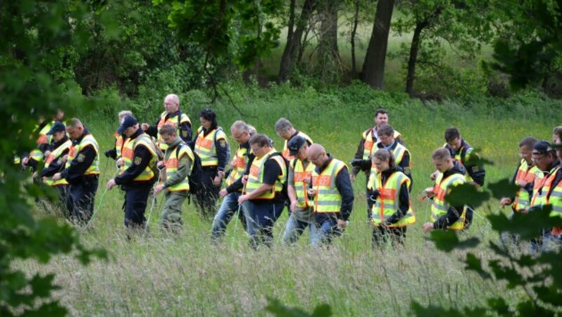 Polizisten durchsuchen im Sommer 2015 ein Waldstück in Wilhelmsdorf bei Stendal (Sachsen-Anhalt) nach der vermissten Inga. (Bild: dpa-Zentralbild/Florian Voigt)