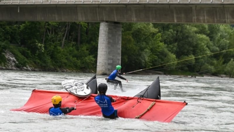 Ein Flaschenzugsystem macht das Surfen auf dem Inn möglich. (Bild: LIEBL Daniel | zeitungsfoto.at)