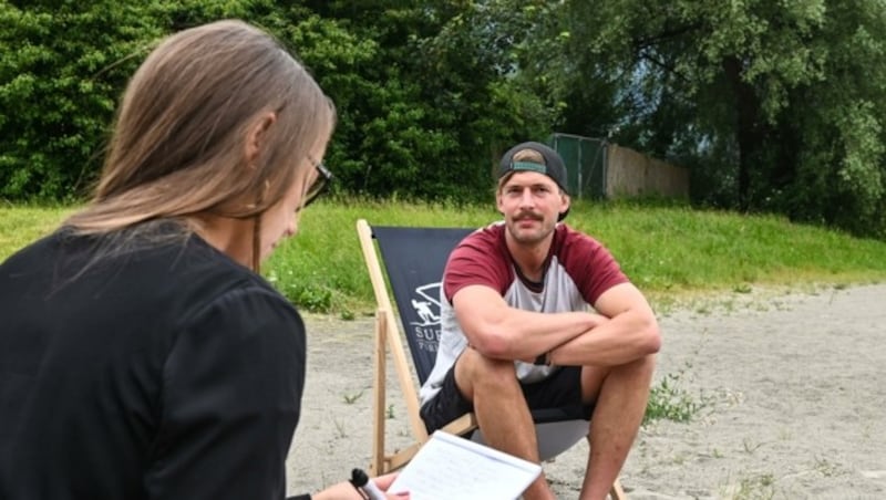 Der Gründer des jungen Unternehmens, Michael Strobel, im Gespräch mit „Krone“-Redakteurin Anna Haselwanter. (Bild: LIEBL Daniel | zeitungsfoto.at)