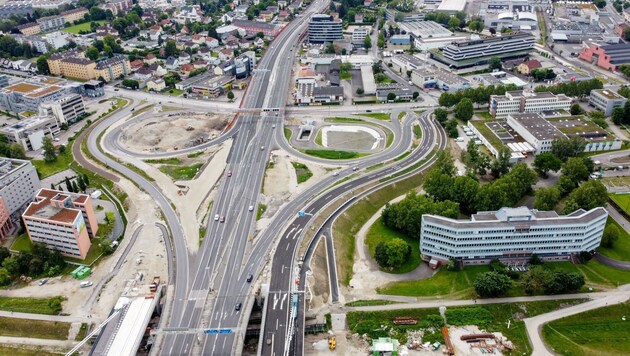 Erster fertiger Bypass der Voestbrücke und neue Abfahrtsspur münden in die Donaulände (Bild: Dostal Harald)