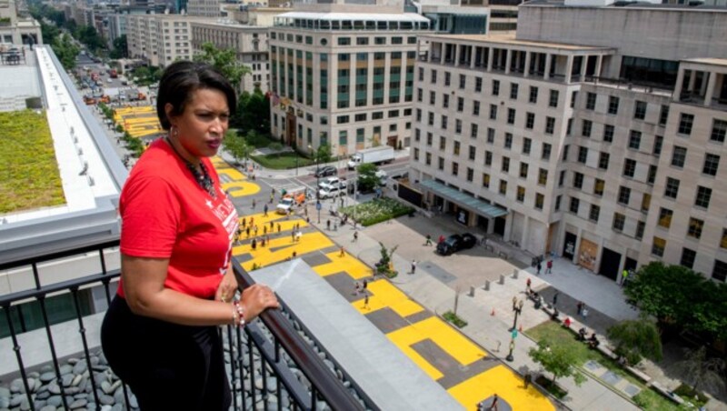 Bürgermeisterin Muriel Bowser machte ihren Standpunkt mit dem Schriftzug „Black Lives Matter“ auf einer Straße in Washington klar. (Bild: AP)