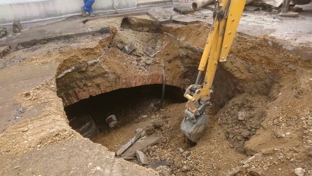 Vor drei Wochen riss die geplatzte Wasserleitung ein Loch in die Straße. Doch bis heute ist es noch nicht geschlossen. (Bild: Freiwillige Feuerwehr Mörbisch/See)