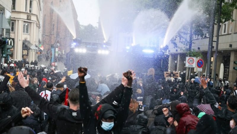 Allein im Hamburger Innenstadtgebiet kamen nach Angaben der Polizei am Samstag etwa 14.000 Menschen zusammen. (Bild: dpa)
