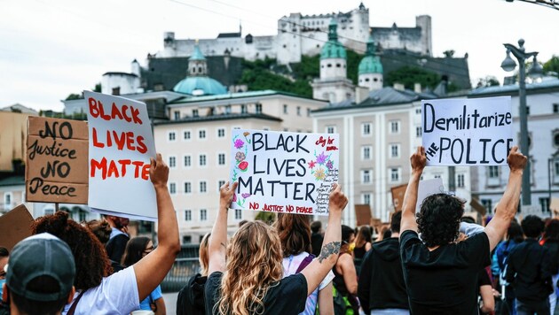 4000 Salzburger gingen am Samstag gegen Rassismus auf die Straße. (Bild: ANDREAS TROESTER)