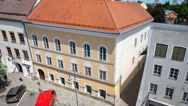 So sieht das Hitler-Geburtshaus in Braunau (OÖ) aktuell aus. (Bild: FOTOKERSCHI.AT / KERSCHBAUMMAYR)