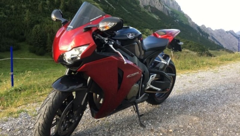 Dieses Foto mit seiner 1000er Honda am Hahntennjoch wird sich Wolfgang Mages als Erinnerung gut aufbewahren. Bleiben die Bestimmungen, war es die letzte Fahrt auf der stark frequentierten Route. (Bild: Mages)