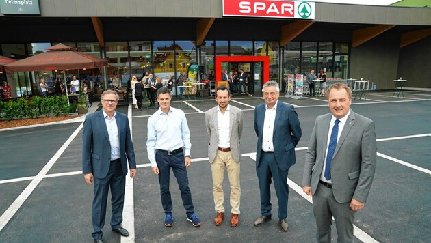 Christoph Holzer (Spar Steiermark) mit Heiko Lenz, Thomas Rossmann, Ewald Maier und Ortschef Reinhold Ebner (v. li.) (Bild: Sepp Pail)