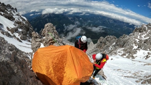 In diesem speziellen „Überwurfzelt“ der Bergrettung konnte sich ein bereits unterkühlter deutscher Alpinist aufwärmen. (Bild: Bergrettung Ehrwald)