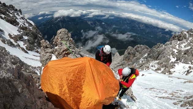 In diesem speziellen „Überwurfzelt“ der Bergrettung konnte sich ein bereits unterkühlter deutscher Alpinist aufwärmen. (Bild: Bergrettung Ehrwald)