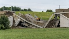 Experten der TU Wien und der Straßenbau-Abteilung prüfen (Bild: Paul Plutsch)