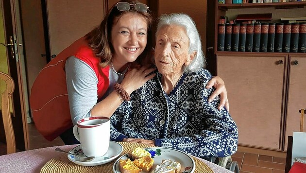 Die 102-jährige Ilse H. - hier mit ihrer Pflegekraft - weiß sich zu helfen. (Bild: Ray Nemo)
