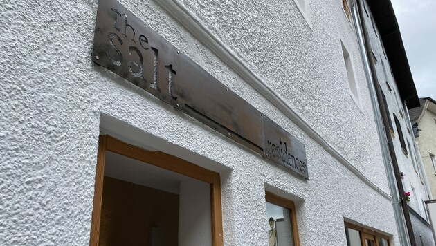 Das Schild hängt bereits, in knapp zwei Wochen öffnen „The Salt Residences“ in Hallein. (Bild: Privat)