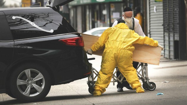 Abtransport eines Corona-Toten in New York (Bild: AFP)