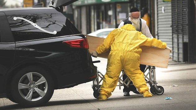Abtransport eines Corona-Toten in New York (Bild: AFP)