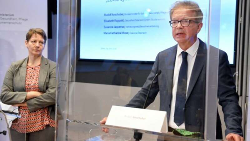 Gesundheitsminister Rudolf Anschober (rechts) und Elisabeth Rappold (Gesundheit Österreich GmbH) (Bild: APA/ROLAND SCHLAGER)