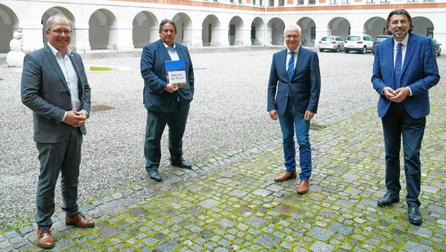 Nationalrat Josef Muchitsch mit den steirischen SP-Bürgermeistern Osprian, Leitenberger und Wallner (v. li.). (Bild: Sepp Pail)