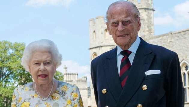 Queen Elizabeth II. und Prinz Philip posieren am 1. Juni 2020 vor Schloss Windsor für das Foto zum 99. Geburtstag des Herzogs von Edinburgh. (Bild: AP)