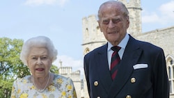 Queen Elizabeth II. und Prinz Philip posieren am 1. Juni 2020 vor Schloss Windsor für das Foto zum 99. Geburtstag des Herzogs von Edinburgh. (Bild: AP)