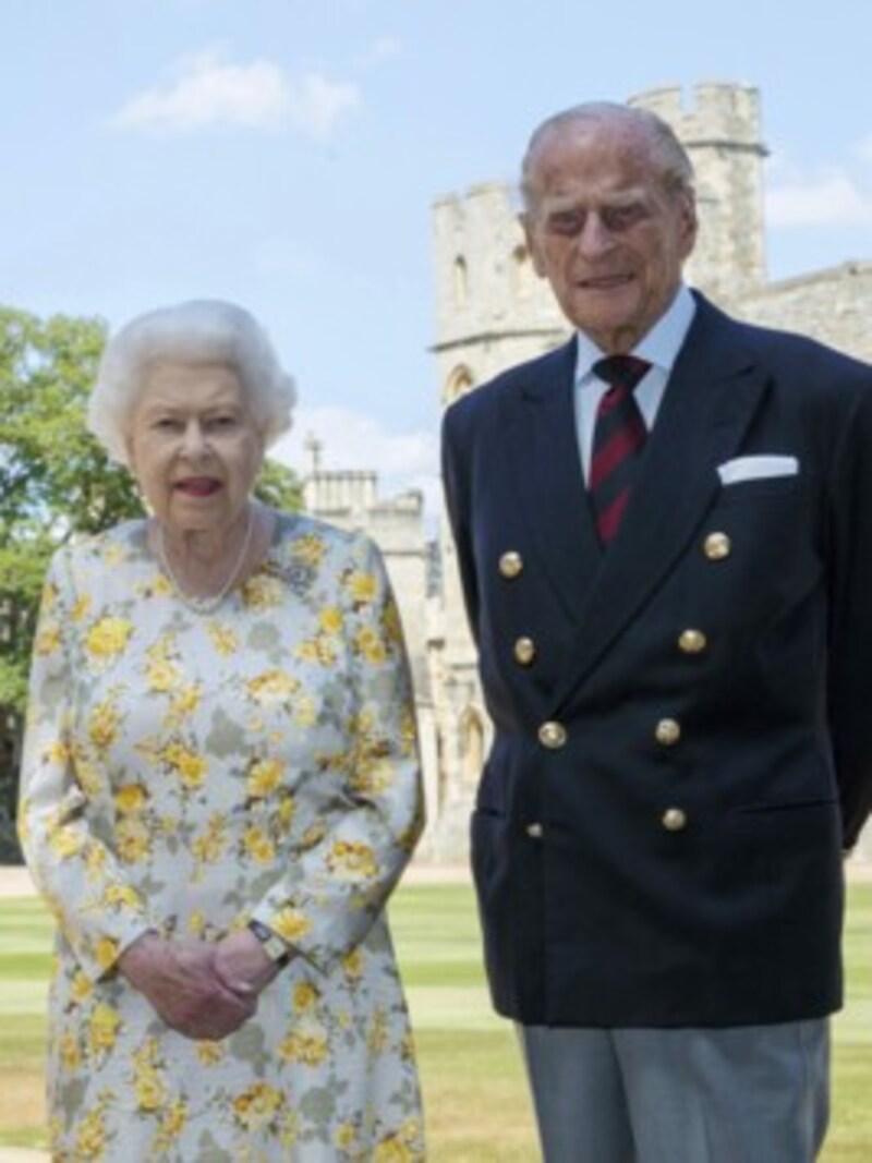 Die Queen trägt ein Angela-Kelly-Kleid mit Blumenmuster und ihre „Cullinan V“-Diamant-Herzbrosche . Der Prinz trägt zum Anzug eine Krawatte seiner einstigen Militäreinheit. (Bild: AP)