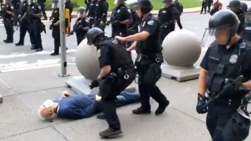 Der Demonstrant Martin Gugino (75) erlitt ernste Verletzungen, als er bei einer Demo in Buffalo von Polizisten umgestoßen wurde. (Bild: APA/AFP/WBFO NPR/Mike Desmond)