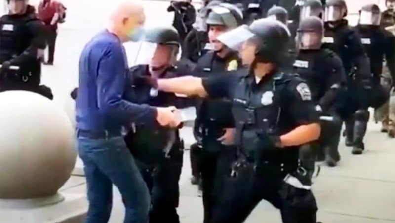 Der Demonstrant Martin Gugino (75) erlitt ernste Verletzungen, als er bei einer Demo in Buffalo von Polizisten umgestoßen wurde. (Bild: kameraone)