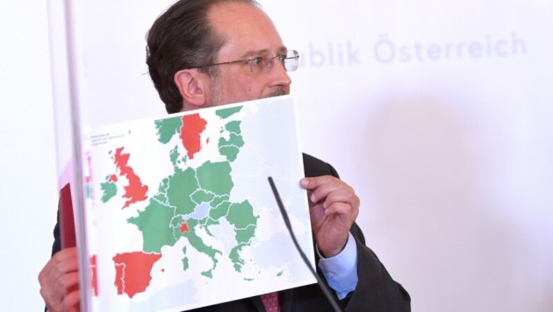 Außenminister Schallenberg mit einer Karte der „neuen Reisefreiheit“ (Bild: APA/ROLAND SCHLAGER)