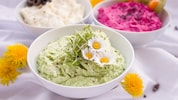 Essbare Blüten, etwa Löwenzahn, verleihen dem hellgrünen Aufstrich eine besonders appetitliche ...