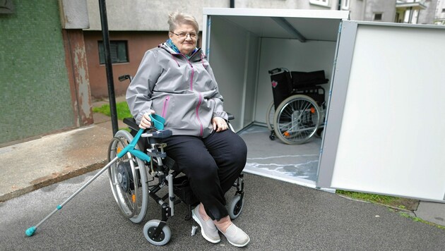 Gerda B. freut sich über die Box für ihren Elektro-Rollstuhl. (Bild: Gerhard Bartel)