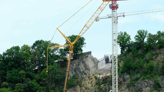 Der freistehende Turmkran (weiß) ist 105 Meter hoch. (Bild: Horst Einöder)