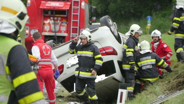 Schwerstarbeit für die Retter in Oberwölz: Die beiden Fahrzeuglenker mussten aus ihren Autos befreit werden. (Bild: BFV Mu/Horn)