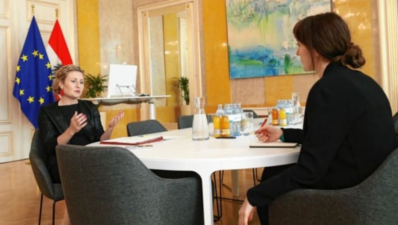 Integrationsministerin Susanne Raab im Gespräch mit „Krone“-Redakteurin Maida Dedagic (Bild: KRONEN ZEITUNG)