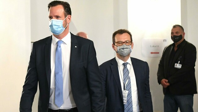 Andreas Holzer (vorne), seit mehr als einem Jahr Leiter der SOKO Tape, durfte gestern vor dem U-Ausschuss aussagen. (Bild: APA/HELMUT FOHRINGER)