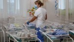 Krankenschwestern kümmern sich um die Babys der Leihmütter, deren Eltern nicht in die Ukraine einreisen dürfen. (Bild: AP)