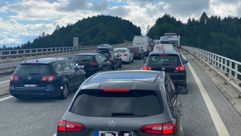 Stau vor dem Karawankentunnel ist keine Seltenheit (Bild: Clara Milena Steiner)