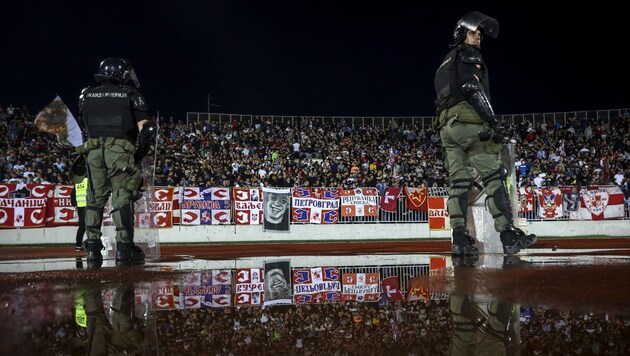 Die Polizisten hielten den Abstand ein. (Bild: AFP/Oliver Buncic)