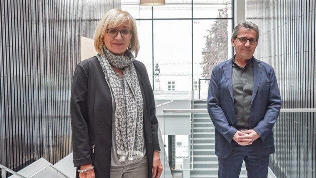 Landesrätin Beate Palfrader und Thomas Juen, Leiter der Kulturabteilung, setzen sich für einen kulturellen Neustart ein. (Bild: Hubert Berger)