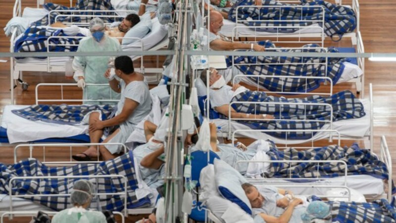 Ein Feldspital für Covid-19-Patienten in einer Sporthalle in Santo Andre (Bild: AP)