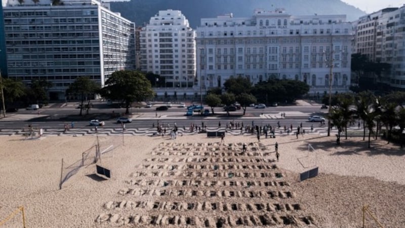 Der Protest-Friedhof wurde vor dem bekannten Hotel Copacabana Palace errichtet. (Bild: AFP)