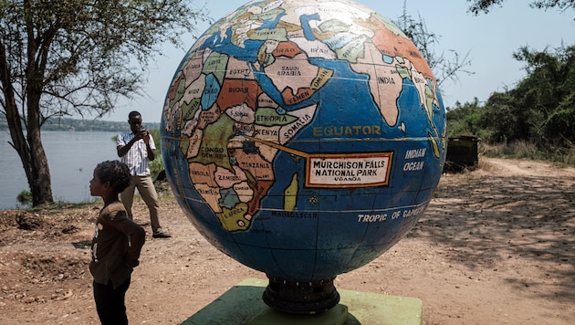 Eine Weltkugel im Murchison Falls National Park in Uganda. Afrika ist in Sachen Armutsgefährdung ein besonderes Sorgenkind. (Bild: APA/AFP/YASUYOSHI CHIBA)