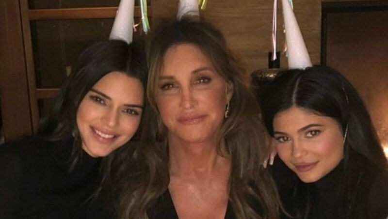 Kylie und Kendall mit Papa Caitlyn (Bild: Instagram.com/kyliejenner)