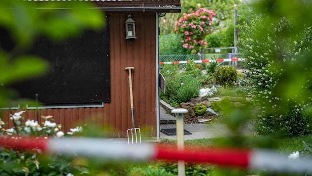 Absperrband umgibt das Grundstück mit einer Gartenlaube am Stadtrand von Münster. Dabei handelt es sich um einen der Tatorte des Haupttäters. (Bild: APA/dpa/Marcel Kusch)