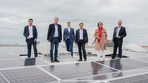 Einweihung hoch auf dem Dach: Mikl-Leitner und Wilfing (re.) inspizierten mit Kotányi- Team die neue Fotovoltaik-Anlage. (Bild: NLK Pfeiffer)