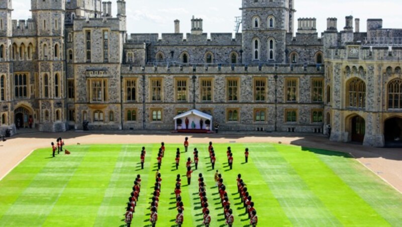 Das erste Battalion der Welsh Guards marschierte für Queen Elizabeth II. auf. (Bild: APA/AFP/POOL/Joanne DAVIDSON)