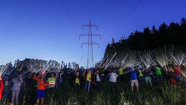 Bereits unter der 220-kV-Leitung leuchten Neonröhren ganz von selbst. (Bild: Tschepp Markus)