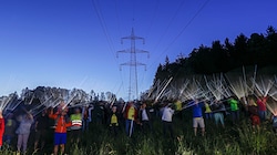 Bereits unter der 220-kV-Leitung leuchten Neonröhren ganz von selbst. (Bild: Tschepp Markus)