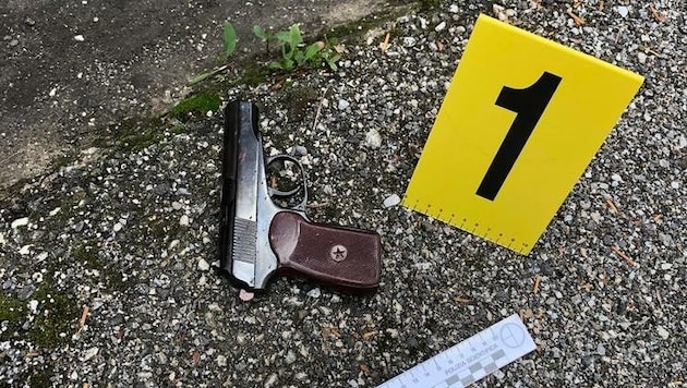 Die Waffe, mit der Ernst B. seine Freundin und sich selbst tötete, nachdem er seine Ehefrau erschlagen hatte. (Bild: www.ilgazzettino.it/Polizei Italien)