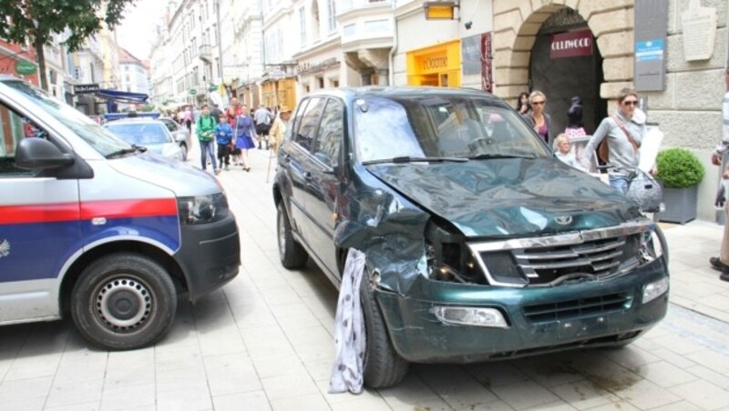 In der Schmiedgasse hatte die schreckliche Amokfahrt ein Ende. (Bild: Christian Jauschowetz)