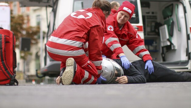 851 Landsleute wurden 2019 bei Mopedunfällen verletzt. Da ist Erste Hilfe wichtig. Das Rote Kreuz OÖ hat dazu Online-Angebote mit Video-Tutorials und Erste-Hilfe-Tipps. (Bild: Österreichisches Rotes Kreuz)